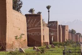 Image du Maroc Professionnelle de  Les remparts de Marrakech sont construits entièrement en pisé selon une technique séculaire par l'Almoravide Ali Ben Youssef au début de XIIème siècle pour se protéger des attaques extérieures. cette muraille s' étend sur dix-neuf kilomètres et atteint par endroit près de huit mètres de hauteur, le 25 Janvier 2002. (Photo / Abdeljalil Bounhar) 